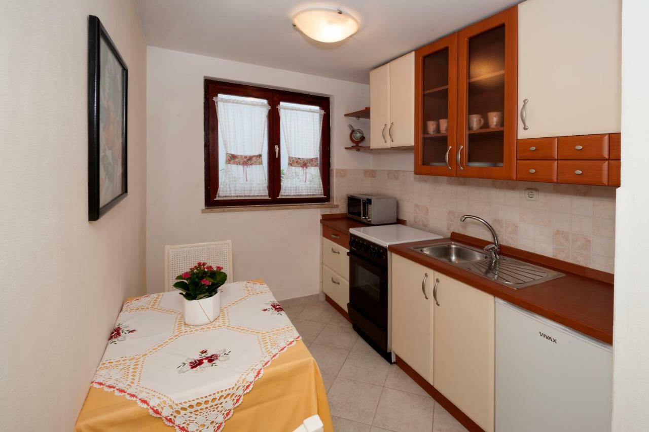 Mihaela Apartments โปเรช ภายนอก รูปภาพ